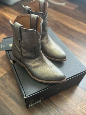 Frye Billy Short Leather Western Ankle Boots - golden silver